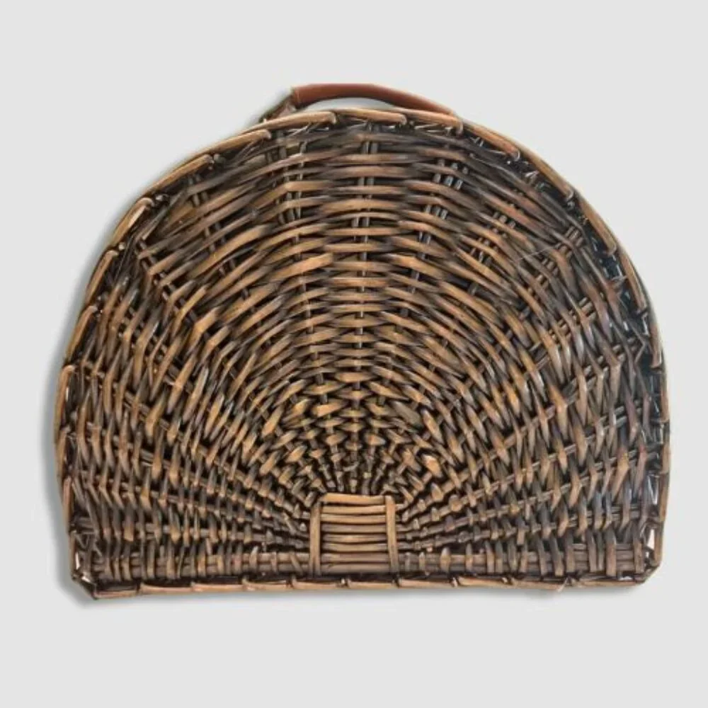 VINTAGE PICNIC BASKET Brown Classic Old Fashioned Outdoors Complete Set For Four